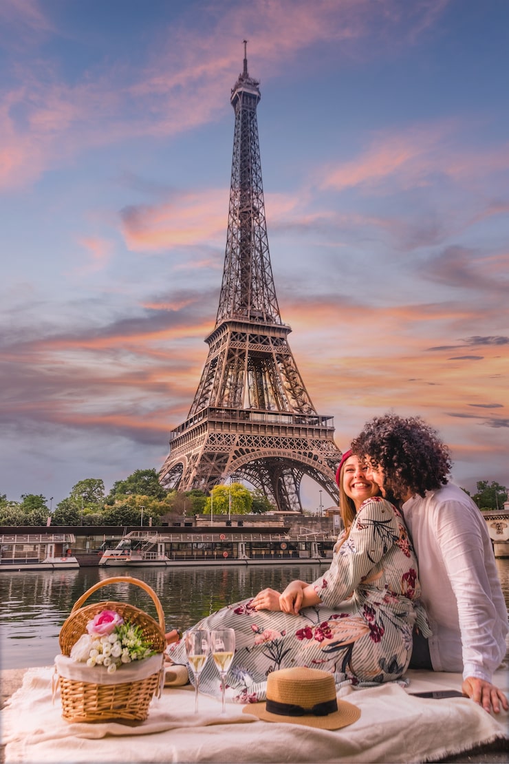 casal feliz tomando vinho com vista para a torre eiffel 181624 33226