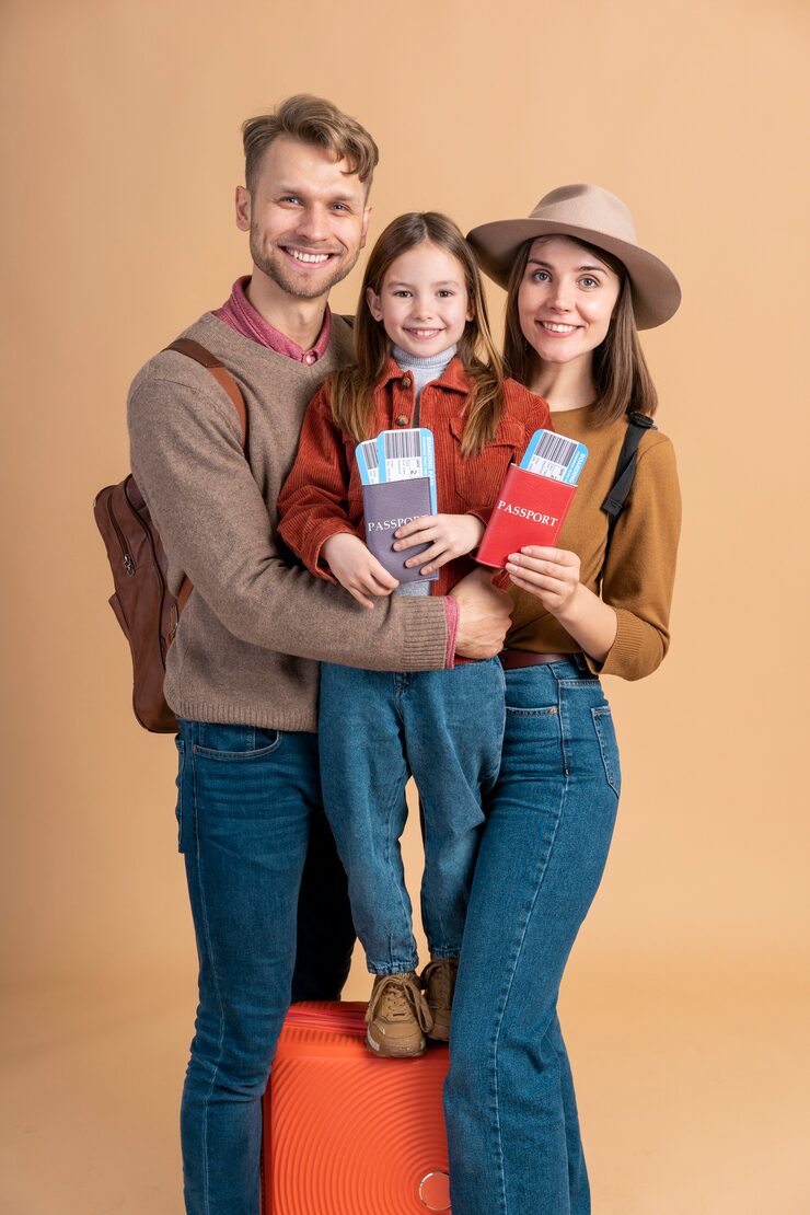 familia de tres pessoas pronta para viajar com passaporte e passagens aereas 23 2149205304