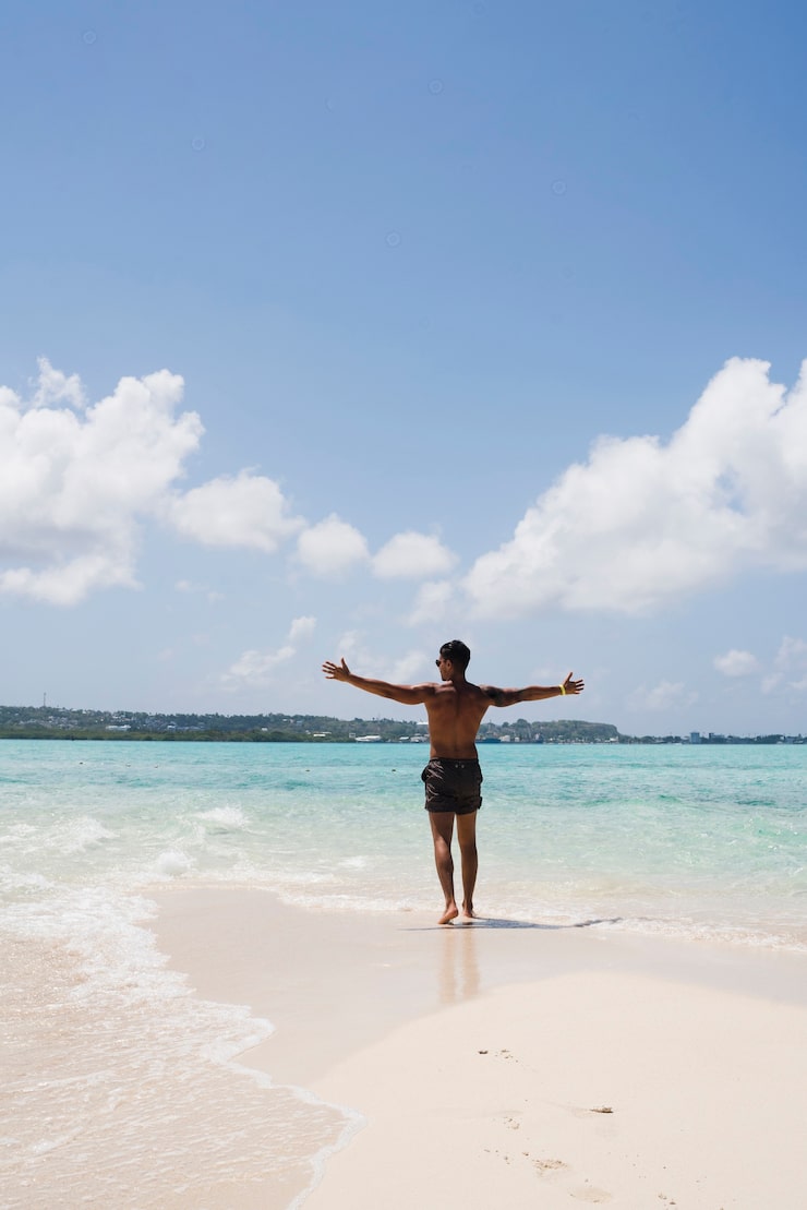 homem desfrutando a luz solar praia 23 2148232344